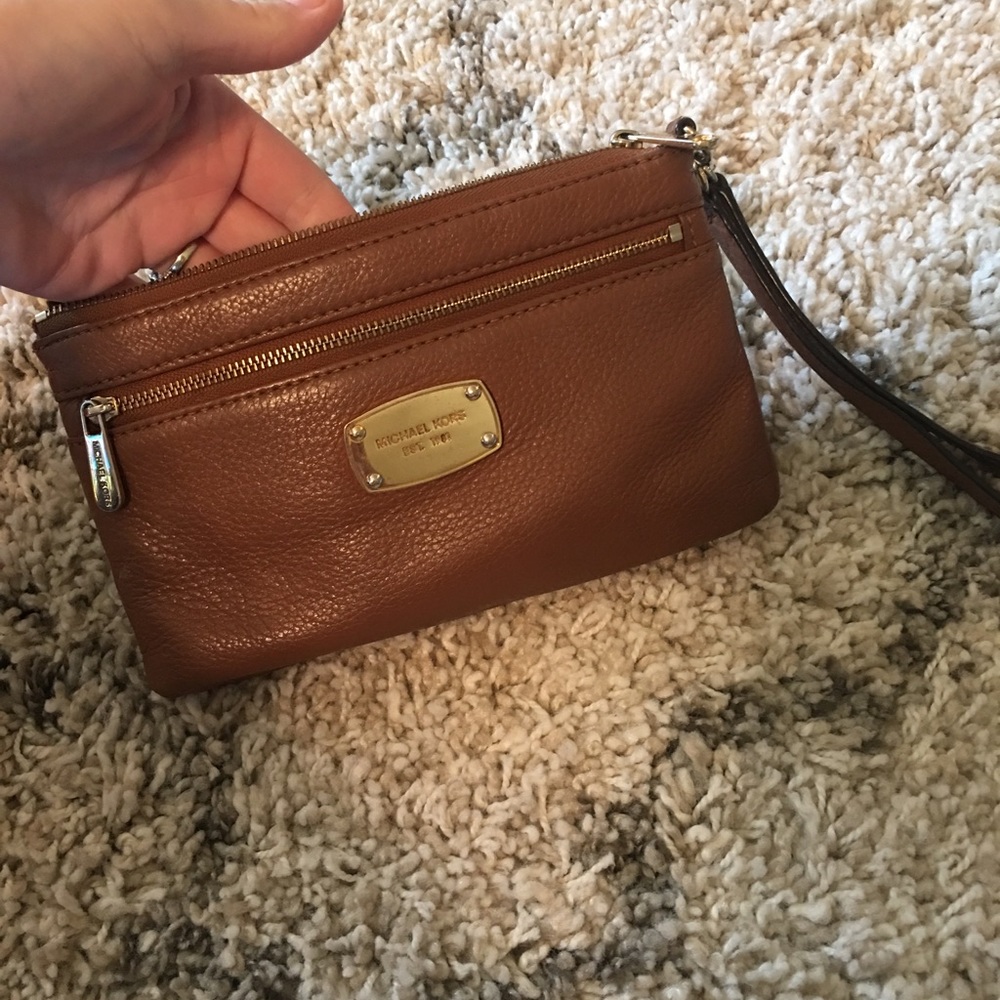 Brown Michael Kors wristlet purse ❤️😍